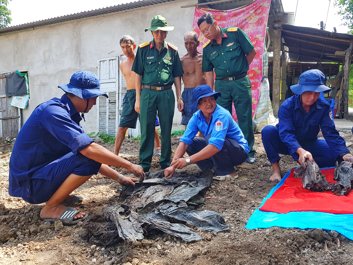 Bộ CHQS tỉnh Kiên Giang cất bốc 7 bộ hài cốt liệt sĩ hy sinh trong kháng chiến chống Mỹ

